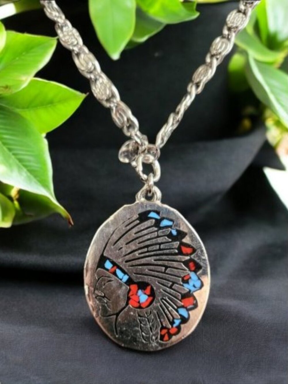 Vintage AVON Summer Naturals Silver Indian Head Pendant Necklace 28” Chain